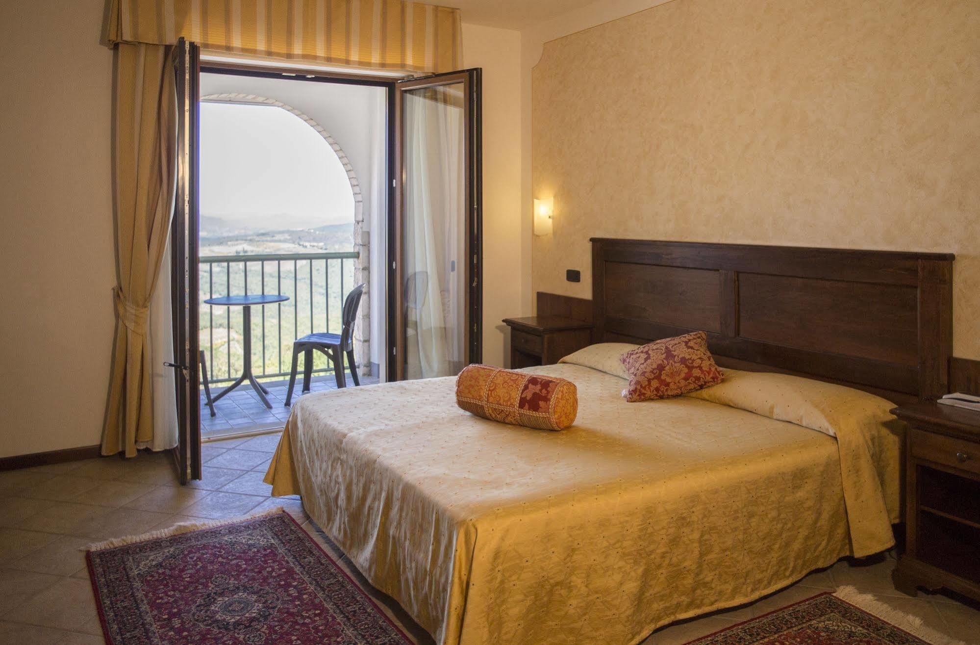 Hotel Ristorante Al Brunello Di Montalcino Exteriör bild