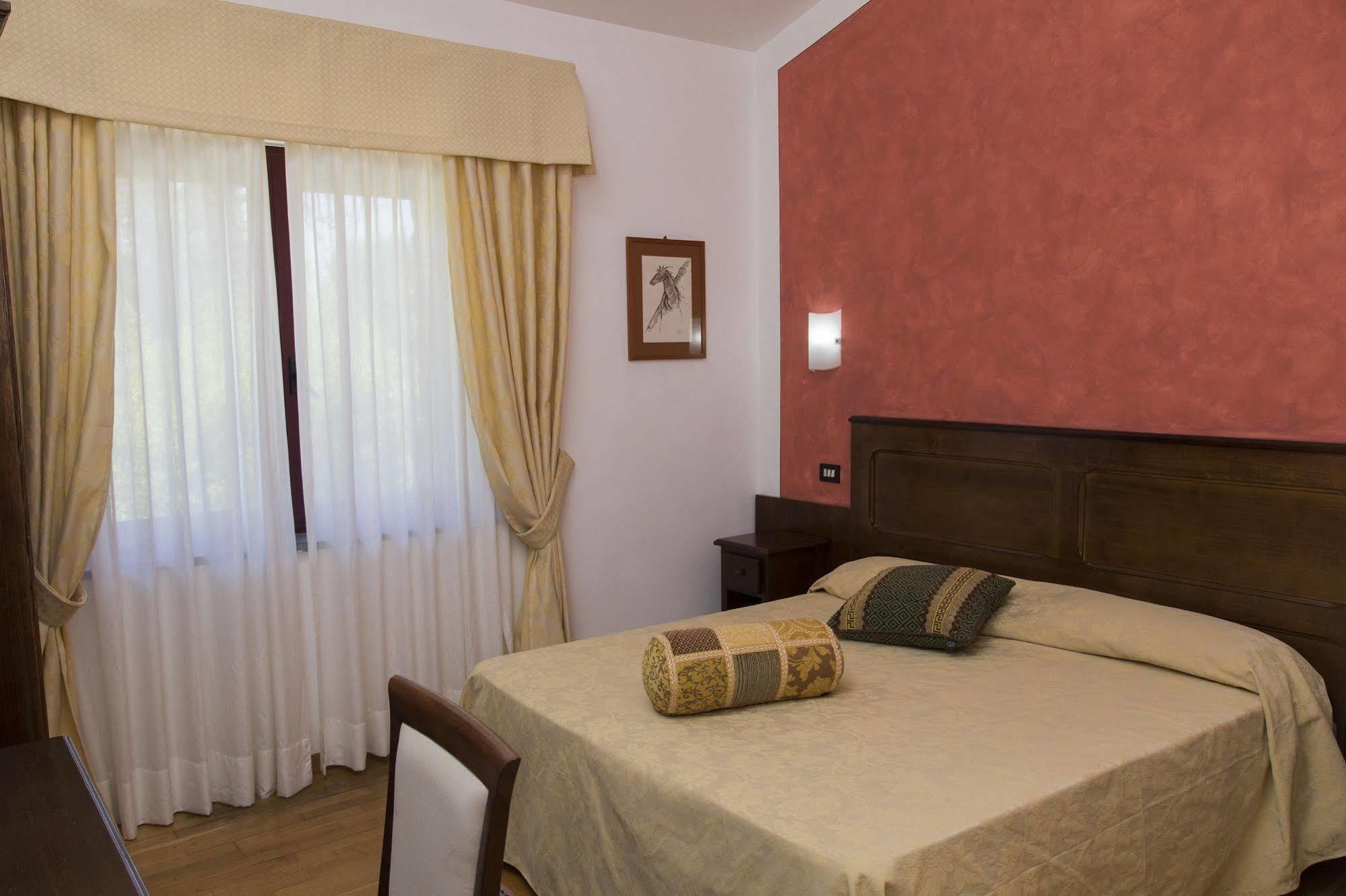 Hotel Ristorante Al Brunello Di Montalcino Exteriör bild